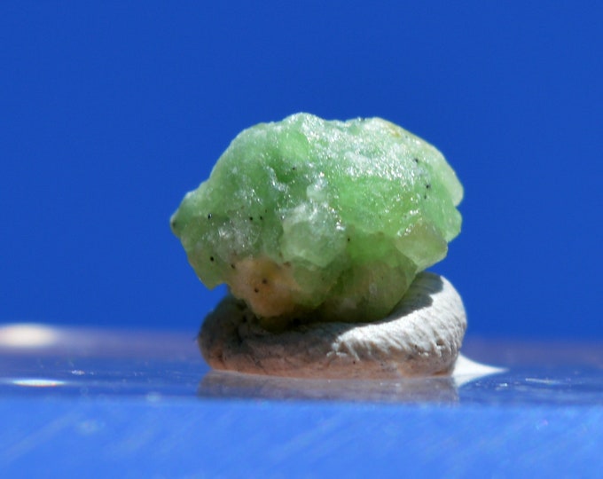 Grossular Garnet var. Tsavorite 4.5 carats - Merelani Hills, Lelatema Mountains, Simanjiro District, Manyara Region, Tanzania