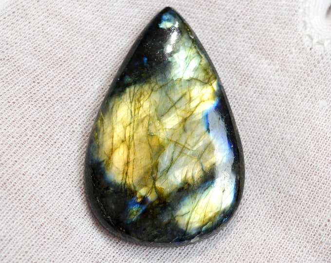 Labradorite 121 carats - natural stone cabochon - Madagascar / FJ76