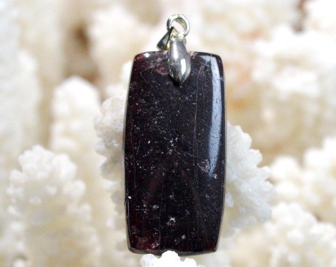 44-carat Rhodolite Garnet - natural stone cabochon pendant - Mozambique / GD1