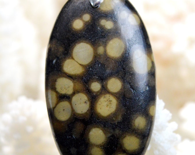 Scapolite in mica - 67 carats - natural stone cabochon pendant - India // BL35