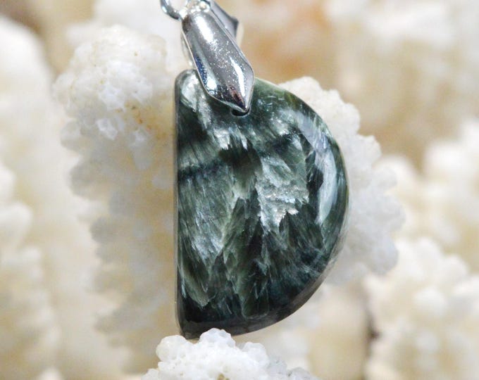 18 carat Seraphinite - natural stone cabochon pendant - Russia / FV24