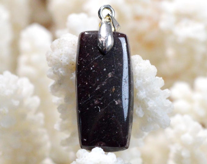 30-carat Rhodolite Garnet - natural stone cabochon pendant - Mozambique / GD3