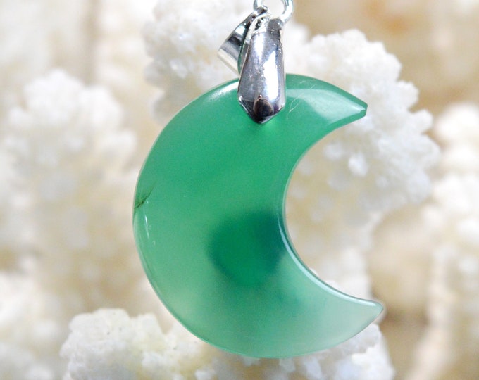 22 carat green onyx "Moon" - natural stone cabochon pendant - India // CS99