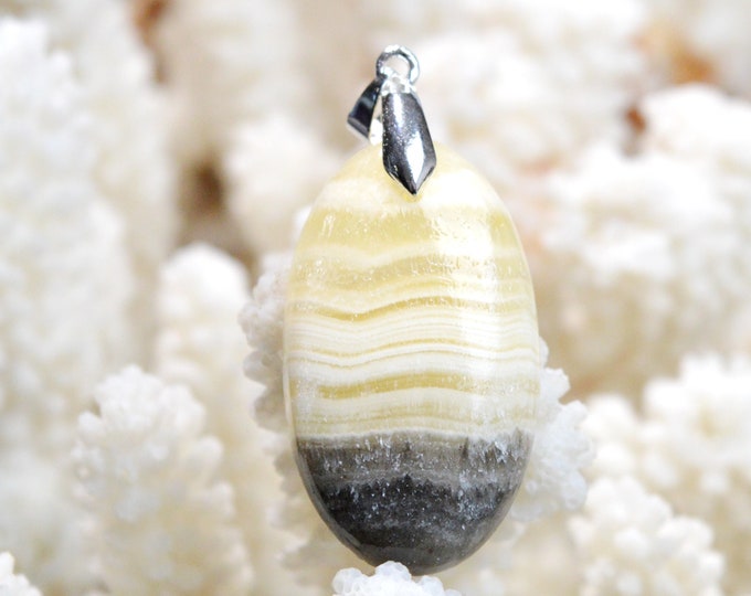 Calcite 46 carats - natural stone cabochon pendant - Mexico / EJ59