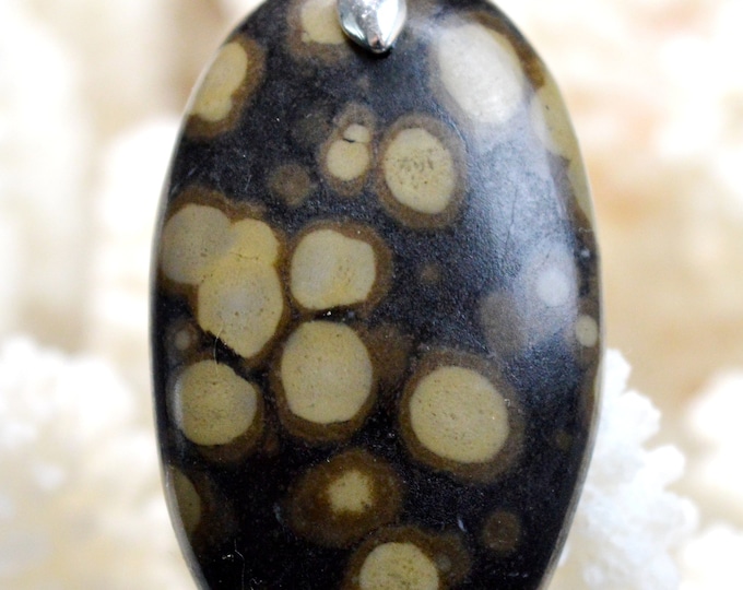 Scapolite in mica - 50 carats - natural stone cabochon pendant - India // BL27
