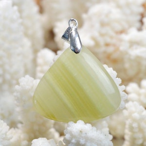 40 carat green onyx - natural stone cabochon pendant - Pakistan // DN37