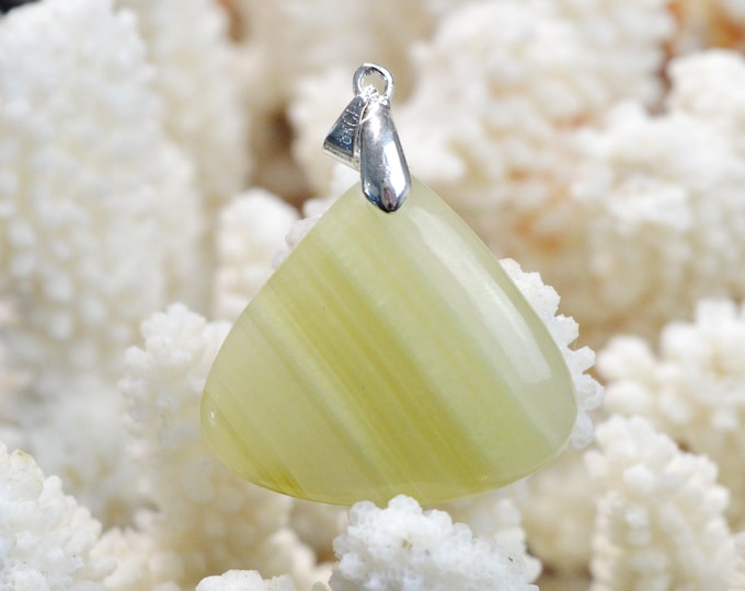 40 carat green onyx - natural stone cabochon pendant - Pakistan // DN37