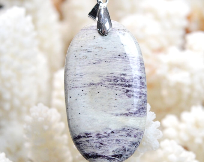 Kämmererite 70 carats - natural stone cabochon pendant - India // DT60