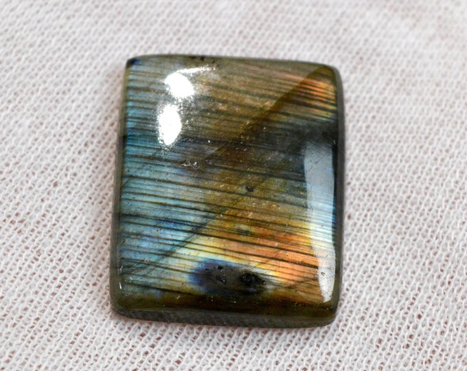 Labradorite 37 carats - natural stone cabochon - Madagascar / FJ54