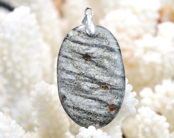 Grenat almandin & Mica schiste 50 carats - pendentif cabochon pierre naturelle - Scotland, UK // DL77