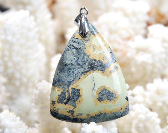 58 carat noble serpentine - natural stone cabochon pendant - Italy / FF38 - RARE