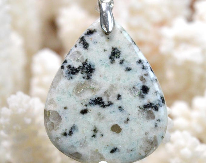 36-carat Kiwi Jasper - natural stone cabochon pendant - New Zealand / GA68