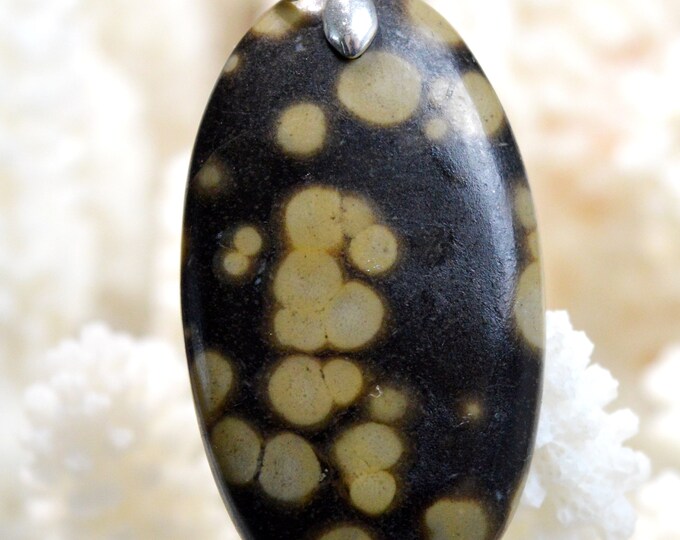 Scapolite in mica - 50 carats - natural stone cabochon pendant - India // BL44
