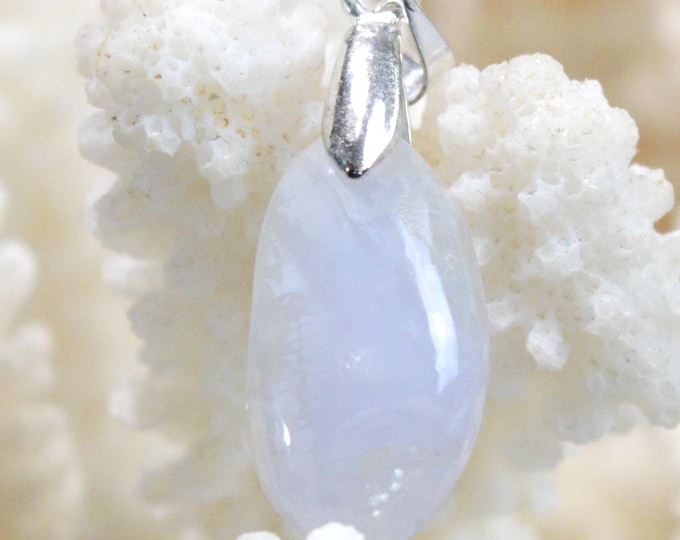 11-carat blue lace agate - natural stone cabochon pendant - Mozambique / GB37