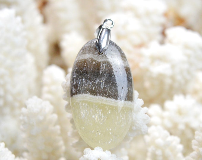 Calcite 46 carats - natural stone cabochon pendant - Mexico / EJ78