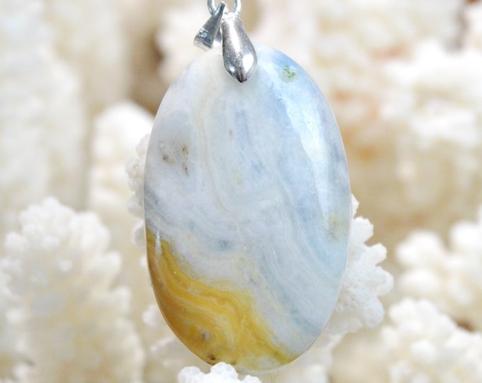 45 carat blue Scheelite - natural stone cabochon pendant - Türkiye / DO39