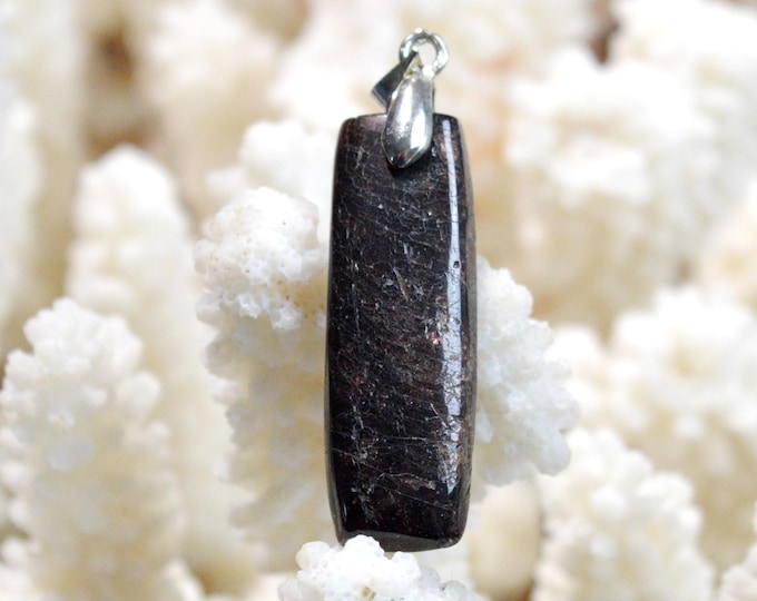 28-carat Rhodolite Garnet - natural stone cabochon pendant - Mozambique / GC96