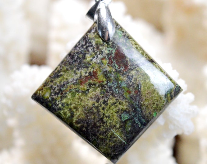 32-carat Dragon Blood Jasper - natural stone cabochon pendant - Australia // Ref BD81