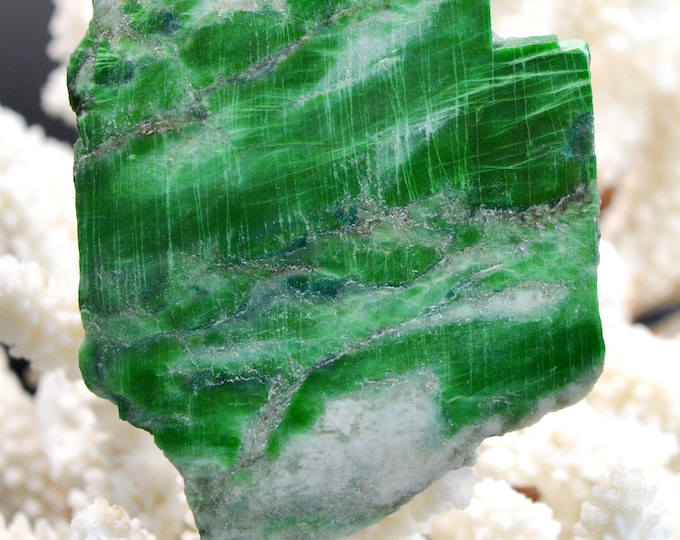 Slice - Jade Omphacite var. omphacite chrome 116 grams - Pellice Valley, Metropolitan City of Turin, Piedmont, Italy