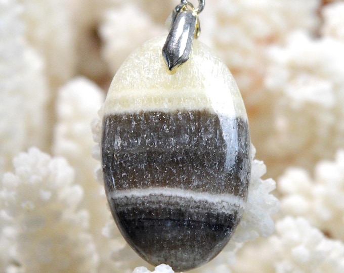 43-carat calcite cabochon pendant, natural stone - Mexico / GA84