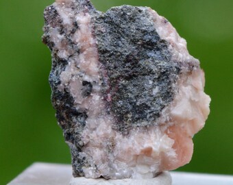 Berzelianite 2,3 grammi - Miniera di Bukov, deposito di Rožná, Rožná, distretto di Žďár nad Sázavou, regione di Vysočina, Repubblica Ceca