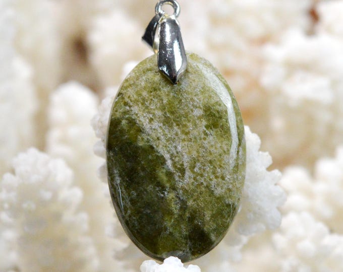 41-carat Vesuvianite - natural stone cabochon pendant - Canada / FZ5