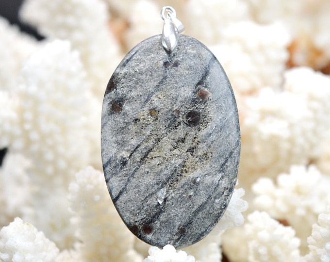 Grenat almandin & Mica schiste 63 carats - pendentif cabochon pierre naturelle - Scotland, UK // DL79