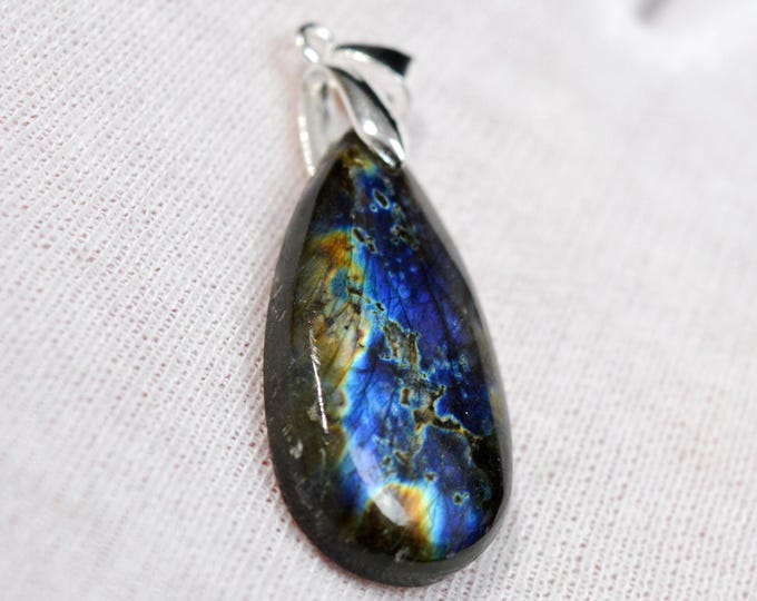 36-carat Labradorite - natural stone cabochon pendant - Madagascar / GC74