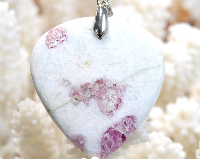 82-carat rose quartz and tourmaline cabochon pendant - Taquaral, Brazil / GA44