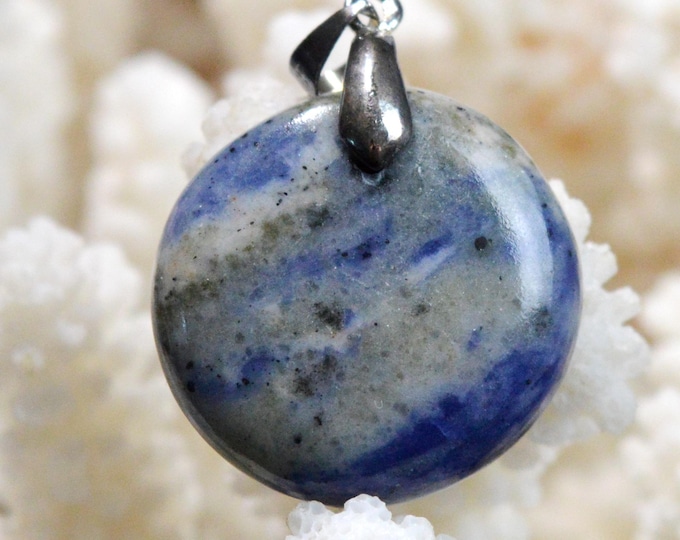 37-carat Sodalite - natural stone cabochon pendant - Namibia / FZ38