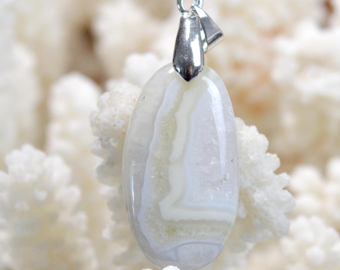 28-carat blue lace agate - natural stone cabochon pendant - Mozambique / GB28