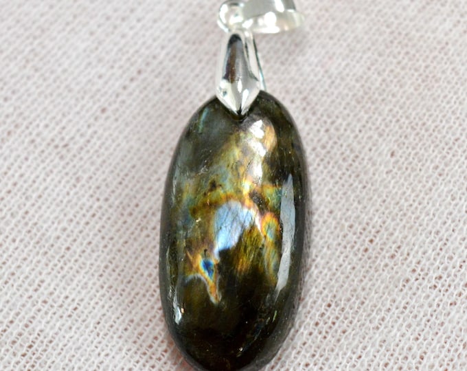30-carat Labradorite - natural stone cabochon pendant - Madagascar / GC70