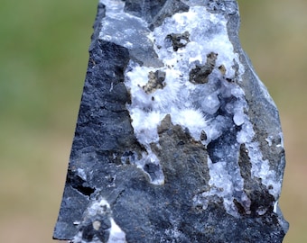 Natrolite 105 grammes - Montboissier quarry, Brousse, Ambert, Puy-de-Dôme, Auvergne-Rhône-Alpes, France