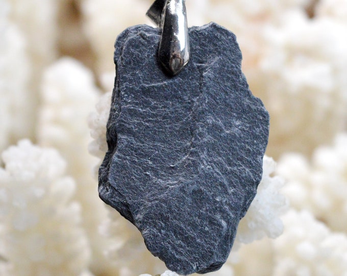 34 carat blue slate - natural stone pendant - Nozay, France // CN33