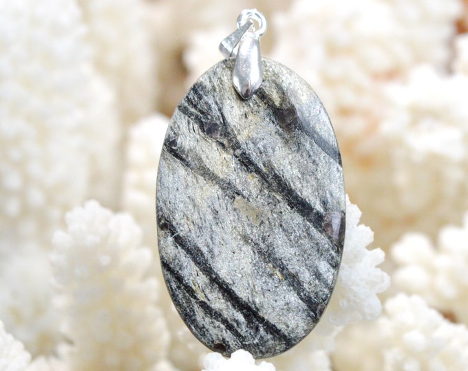 Grenat almandin & Mica schiste 29 carats - pendentif cabochon pierre naturelle - Scotland, UK // DL85