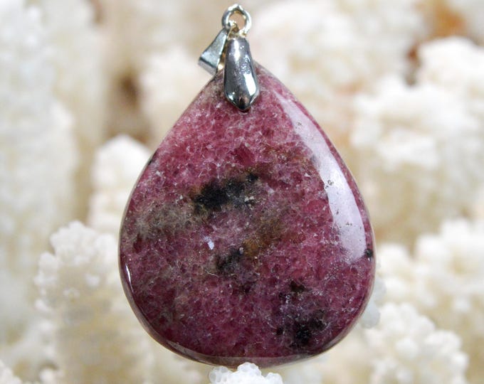 80-carat Rhodonite - natural stone cabochon pendant - Brazil / FY61