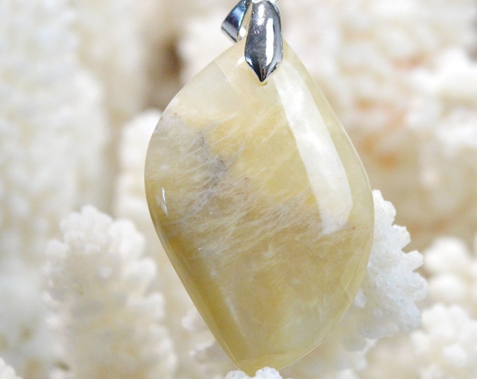 46 carat yellow moonstone - natural stone cabochon pendant - Madagascar / FM86