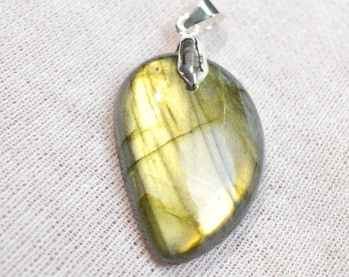 Labradorite 44 carats - natural stone cabochon pendant - Madagascar / EO91
