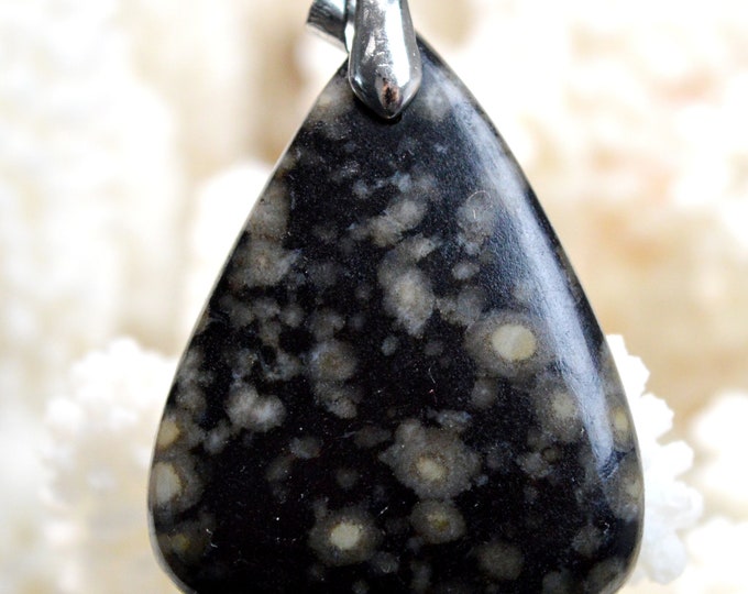 Scapolite in mica - 58 carats - natural stone cabochon pendant - India // BL33