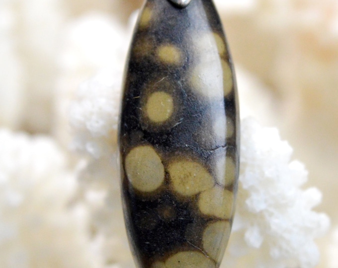 Scapolite in mica - 26 carats - natural stone cabochon pendant - India // BL51