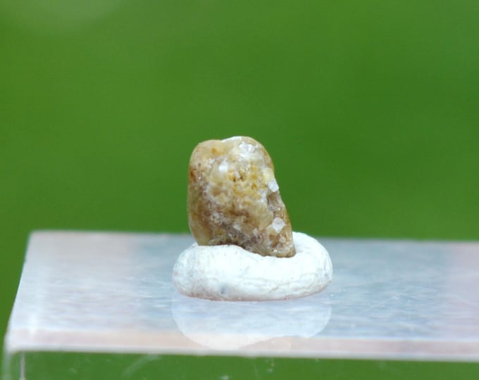 Bahianite 0.16 grams - Pico das Almas river, Paramirim das Crioulas, Érico Cardoso, Bahia, Brazil - RARE
