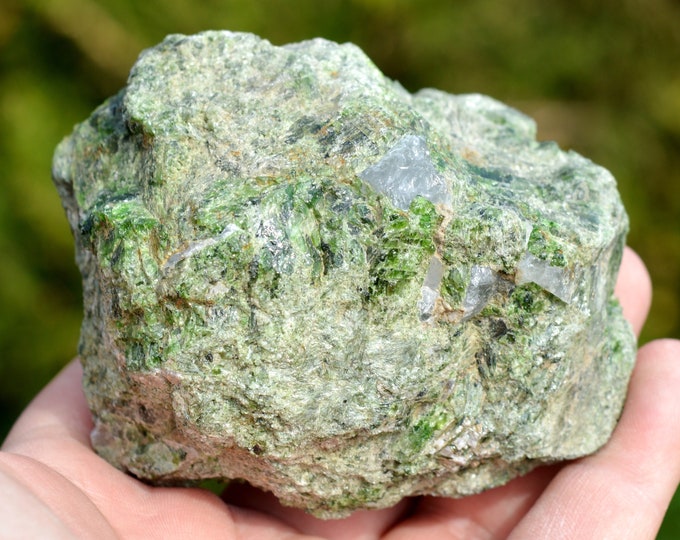 Chrome diopside & quartz - 515 grams - Araçuaí, Minas Gerais, Brazil