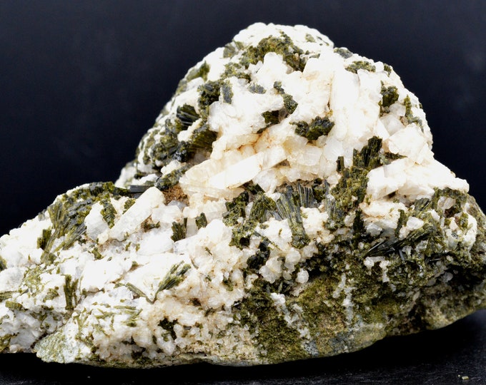 Epidote & albite - 1021 grams - Chabrière ravine, Maljasset, Saint-Paul-sur-Ubaye, Provence-Alpes-Côte d'Azur, France
