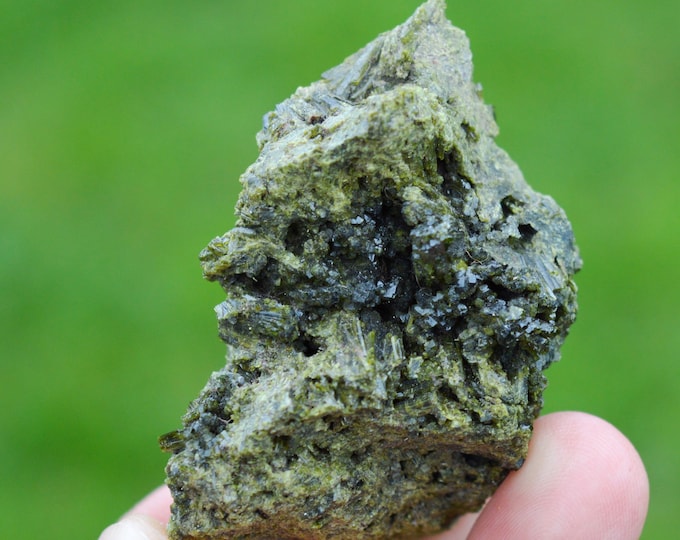 Epidote 105 grams - Le Bourg-d'Oisans, Grenoble, Isère, Auvergne-Rhône-Alpes, France
