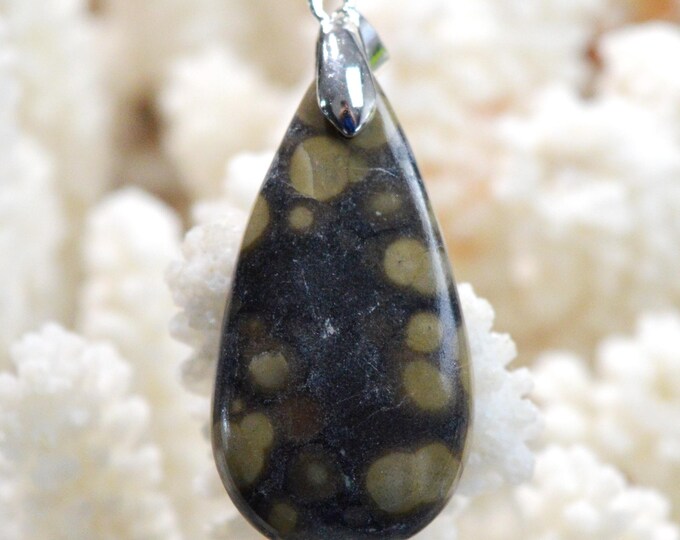 Scapolite in mica - 36 carats - natural stone cabochon pendant - India / FS75