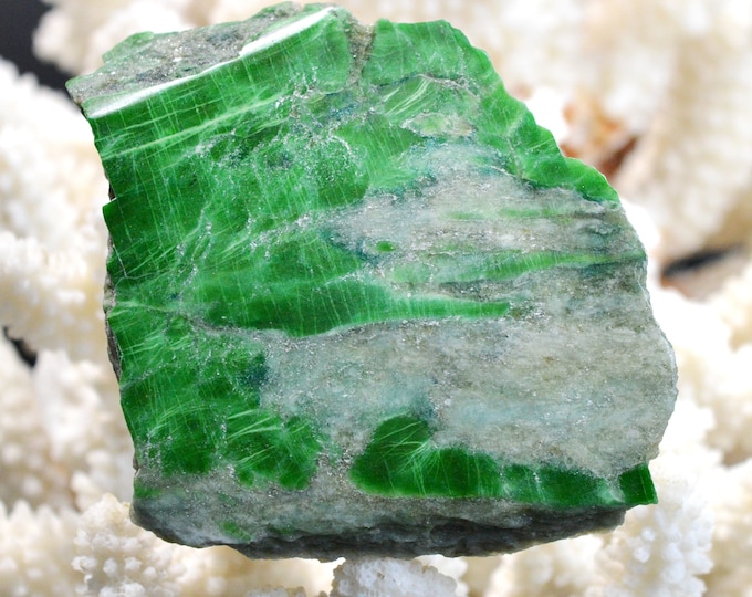Slice - Jade Omphacite var. omphacite chrome 122 grams - Pellice Valley, Metropolitan City of Turin, Piedmont, Italy