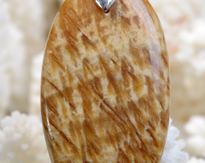 68 carat zoned aragonite - natural stone cabochon pendant - Peru / P13