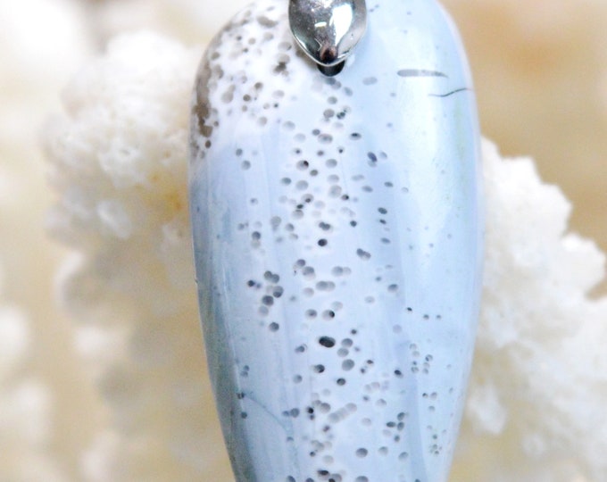 20 carat Owyhee Opal - natural stone cabochon pendant - USA // Ref AU89