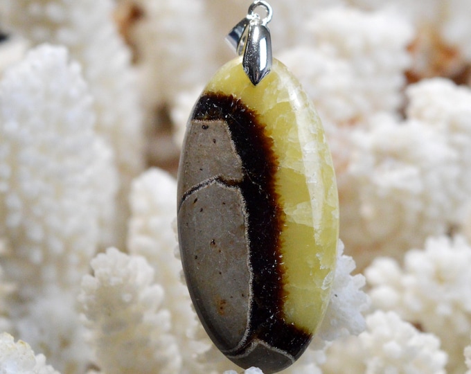 Septaria 67 carats - natural stone cabochon pendant - Madagascar / FR51