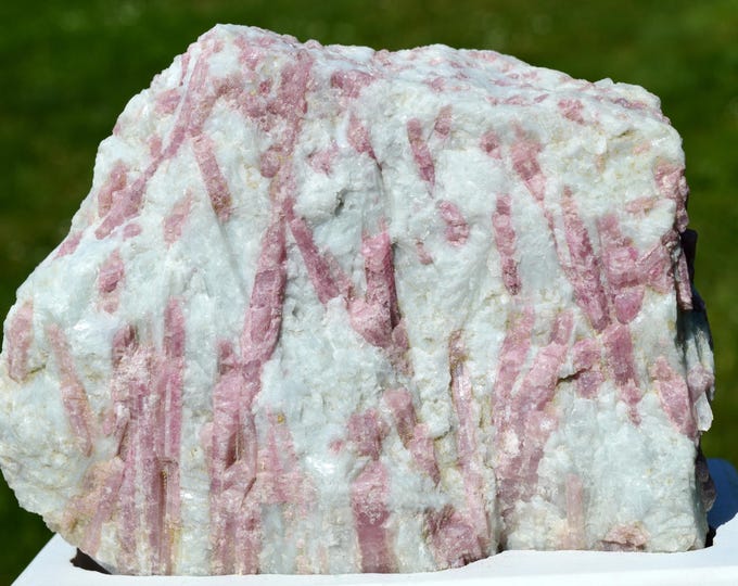 Pink tourmaline var. Elbaite 2080 grams - Arqueana claim, Piauí valley, Taquaral, Itinga, Minas Gerais, Brazil